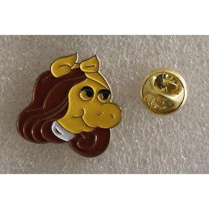 1990s The Muppets MISS PIGGY Lapel Pin VHTF 2.5 x 2.5 cm (1&quot; X 1&quot;) Jim Henson