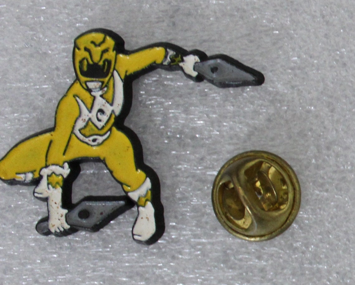 1995 Power Rangers YELLOW RANGER Lapel Pin 3.5 X 2.5 Cm. (1.4