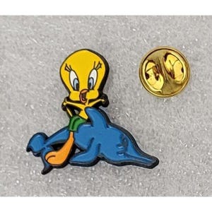 1997 TWEETY BIRD Dolphin Lapel Pin 1.2&quot; x 1.2&quot; (3 x 3 cm.) Vintage Warner Bros Spain