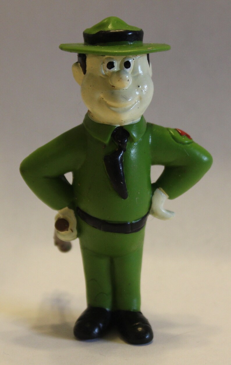 7.6 cm. - Hanna Barbera 1991 Yogi Bear RANGER SMITH Vintage PVC Figure by Miniland 3