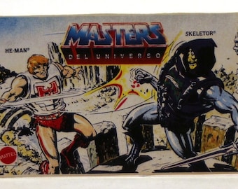 Naklejka z pancerzem bojowym Masters Of The Universe z 1988 r. HE-MAN kontra SKELETOR – hiszpański, zabytkowy przedmiot promocyjny – Mattel Motu – 15,5 x 9 cm (6" x 3,5")