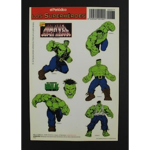 Puede incluir: Una hoja de pegatinas con Hulk en varias poses. Las pegatinas son de la serie Marvel Super Heroes y están impresas sobre un fondo blanco.