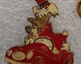 杖を持ったスクルージ・マクダックが紙幣を拾うヴィンテージピン