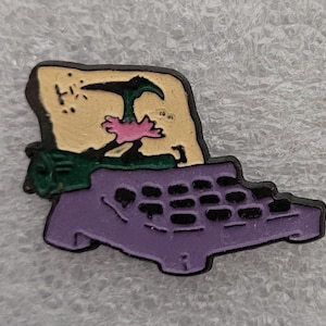 1994 FLINTSTONES COMPUTER / Schreibmaschine Anstecknadel 0,9 "x 1,2" (2,25 x 3 cm.) Hanna-Barbera The Flintstones Vintage Artikel