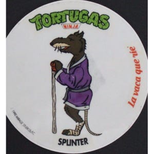 Op de afbeelding: Een ronde witte sticker met een cartoon afbeelding van Splinter, de ratten-sensei van de Teenage Mutant Ninja Turtles, die een stok vasthoudt. De sticker heeft de tekst "Tortugas Ninja" bovenaan en "La vaca que ríe" onderaan.