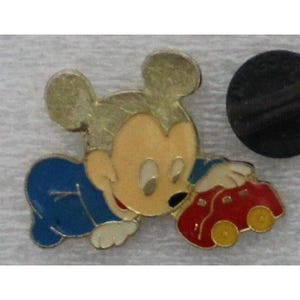 1980er Jahre MICKEY MOUSE BABY Anstecknadel 3 x 2,5 cm Walt Disney Red Toy Car