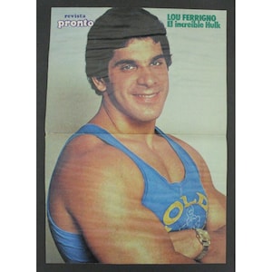 Puede incluir: Una foto a color de Lou Ferrigno, el Increíble Hulk, vistiendo un tanque azul con la palabra "OLD" en él. La foto es de una revista y tiene el texto "revista pronto" y "LOU FERRIGNO El increible Hulk" en ella.