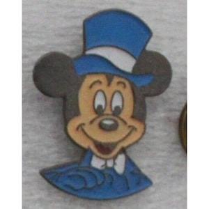 1980er Jahre MICKEY MOUSE mit Blue HAT Anstecknadel Walt Disney Vintage 2,5 x 1,5 cm