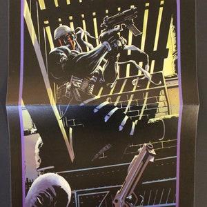 Puede incluir: Una ilustración de cómic en blanco y negro de una figura enmascarada sosteniendo un arma, de pie sobre una estructura de madera. La figura lleva una máscara blanca y un atuendo negro. El fondo es un escenario oscuro y sombrío.