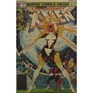 Puede incluir: Portada de cómic de "The Uncanny X-Men" #164. La portada presenta a un personaje femenino con un traje rojo y blanco con energía ardiente emanando de ella. Otros personajes están en el fondo, con el título "X-MEN" en un lugar destacado.