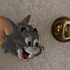1990s TOM & JERRY Lapel Pin - Tom&#39;s Head - 2.25 x 2.25 cm. ( 0.9&quot; x 0.9&quot; ) Hanna Barbera - Very Hard To Find - Gray Version