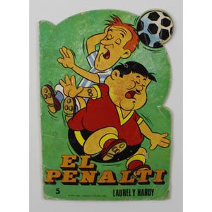 Puede incluir: Portada de libro infantil vintage con una ilustración de dibujos animados de dos jugadores de fútbol y un balón de fútbol. El título "EL PENALTI" está en letras doradas. El fondo es verde.
