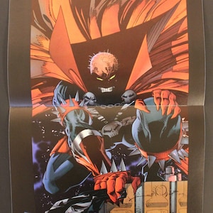 以下が含まれることがあります： 赤いと黒いコミックキャラクターは、マントと角を持っています。キャラクターは武器を持っており、脅迫的な表情をしています。