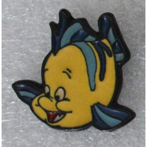 1990er Jahre KLEINE Meerjungfrau FLUNDER Gelber Fisch Anstecknadel Walt Disney Gelber Fisch mit blauen Streifen 3 x 2,5 cm