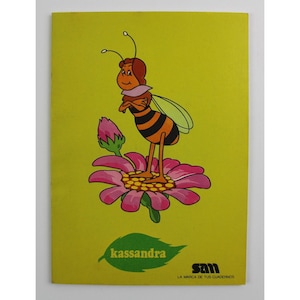 May include: A yellow and green illustration of a bee with a pink flower on a yellow background. The bee is named Kassandra and the text "Sam La Marca de tus Cuadernos" is at the bottom of the image.