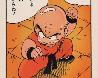 Puede incluir: Ilustración vibrante de un personaje calvo vestido de naranja en posición de combate. El personaje tiene muñequeras negras y un cinturón negro. Texto japonés en bocadillos y alrededor del personaje. El fondo es un suelo de baldosas naranjas.