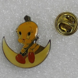 1990s TWEETY BIRD Lapel Pin (Moon) 2.5 x 2.5 cm (1&quot; x 1&quot;) Warner Bros VHTF