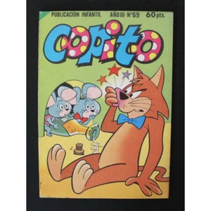 Könnte beinhalten: Ein Vintage-Comic-Cover mit einer Comic-Katze mit blauer Schleife und zwei Mäusen, die aus einem Loch schauen. Das Cover ist grün und gelb mit dem Titel "Copito" in großen, bunten Buchstaben. Der Text "PUBLICACION INFANTIL AÑO III-N°69 60 pts." ist oben auf dem Cover gedruckt.