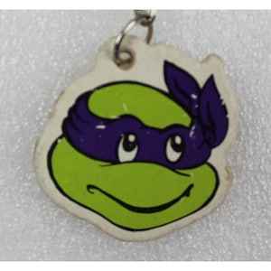 Llavero TMNT DONATELLO 1991 2" x 1.75" (5 x 4.5 cm.) Artículo promocional en español - ¿Cartón aglomerado?