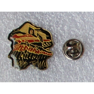 1980s PINK FLOYD The Wall Lapel Pin 2.5 x 2.25 cm. (1&quot; x 0.9&quot;) Roger Waters Rock