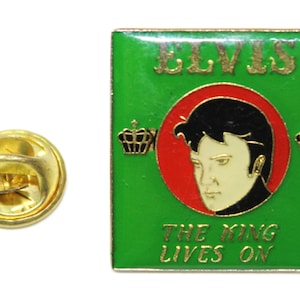 1990er Jahre ELVIS PRESLEY: The KING Lives On Revers Anstecknadel 2.5 x 2.5 cm. Es ist sehr schwer zu finden