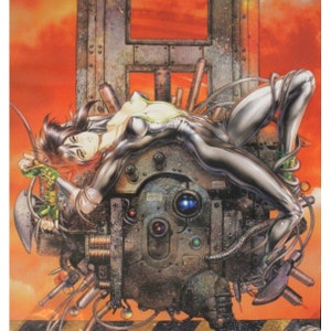 以下が含まれることがあります： 銀色のジャンプスーツを着た女性が、赤、オレンジ、黄色の背景に、大きな金属製の産業用機械の上に横たわっています。機械には、大きな丸い青い目と、他の小さな丸い赤と緑のライトがあります。