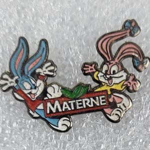 Przypinka z lat 90. XX wieku TINY TOON ADVENTURES 0,8" x 1,2" (2 x 3 cm) Babs Bunny i Buster Bunny
