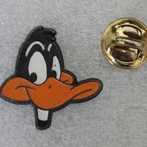 1991 DAFFY DUCK Head Lapel Pin 0.9&quot; x 1.1&quot; (2.25 x 2.5 cm.) Warner Bros VHTF
