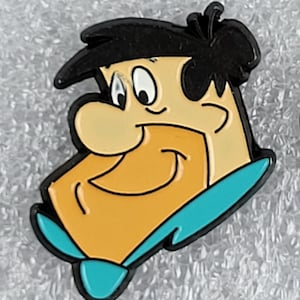 2000 FRED FLINTSTONE Lapel Pin 1.1&quot; x 0.9&quot; (2.75 x 2.25 cm) The Flintstones Hanna-Barbera Vintage Item