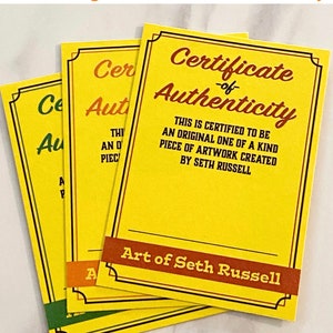 Puede incluir: Tres certificados de autenticidad amarillos con bordes negros y texto marr&oacute;n. El certificado superior dice "Certificado de autenticidad" e incluye el texto "Esto est&aacute; certificado como una pieza de arte original &uacute;nica en su tipo creada por Seth Russell". El certificado inferior dice "Art of Seth Russell".