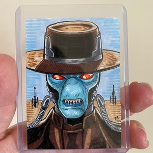 Puede incluir: Una ilustraci&oacute;n dibujada a mano de un extraterrestre de piel azul que lleva un sombrero marr&oacute;n y una chaqueta marr&oacute;n. El extraterrestre tiene ojos rojos y dientes afilados. El fondo es un patr&oacute;n de rayas azules y blancas.