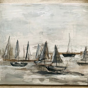Puede incluir: Una pintura de un paisaje marítimo con varios veleros en fila. Los barcos están pintados en tonos de gris y blanco sobre un fondo gris claro. La pintura tiene un estilo minimalista.