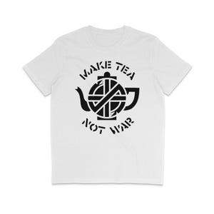 Pode incluir: Camiseta branca com um gráfico preto de um bule de chá com o texto "MAKE TEA NOT WAR" ao redor.
