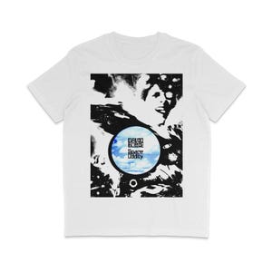 Könnte beinhalten: Weißes T-Shirt mit einem Schwarzweißbild des Space Oddity Albumcovers von David Bowie. Das Bild zeigt eine Silhouette von David Bowie vor einem sternenübersäten Hintergrund mit einem blauen und weißen Planeten.