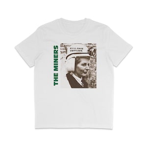 Puede incluir: Camiseta blanca con una impresión verde del texto "THE MINERS" y una foto en blanco y negro de una mujer con un casco con el texto "STILL HATE THATCHER" en él.