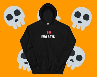 Pode incluir: Camisola de moletom com capuz preta com um gráfico branco que diz "I ♥ EMO BOYS" na frente. A camisola é cercada por crânios de desenho animado brancos.