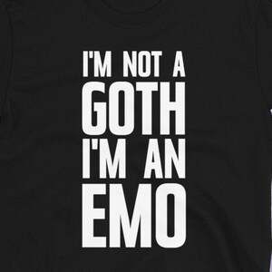Könnte beinhalten: Schwarzes T-Shirt mit weißem Text, der "Ich bin kein Goth, ich bin ein Emo" lautet