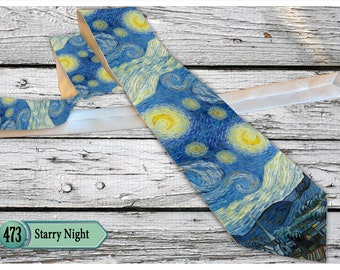 The Starry Night Krawatte, Restaurierte Kunst des niederländischen Künstlers - Vincent van Gogh, mit der Möglichkeit der Anpassung. Zusätzliches Krawattenlabel.