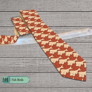 Corbata con estampado de pájaros y peces que crea una ilusión óptica, inspirada en M.C. Escher.