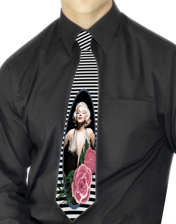 Corbata Marilyn Monroe Marilyn Monroe adornada con rosas. - Etsy México Corbata Marilyn Monroe Marilyn Monroe adornada con rosas. - Etsy México