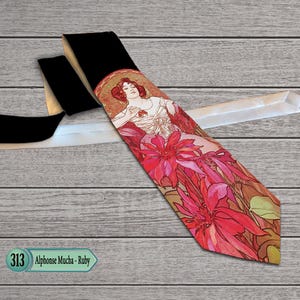 Könnte beinhalten: Eine Krawatte mit einem Alphonse Mucha-Design, das eine Frau in einem Blumenkleid zeigt. Die Krawatte hat eine schwarze Rückseite und eine weiße Unterseite. Der Text "313 Alphonse Mucha - Ruby" ist sichtbar.