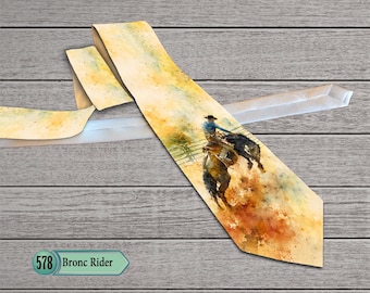 Könnte beinhalten: Eine Krawatte mit einer Illustration im Aquarellstil, die einen Bronc-Reiter auf einem bockenden Pferd zeigt. Der Hintergrund besteht aus einer Mischung aus Gelb-, Orange- und Beigetönen. Ein kleines Etikett zeigt den Text 578 Bronc Rider.