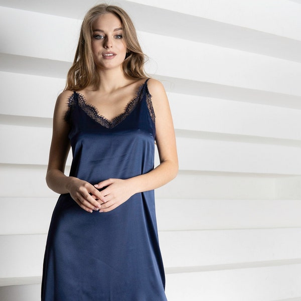 Chemise de nuit longue en soie pour femme • Robe nuisette longue en satin • Robe chemise de nuit pour demoiselle d'honneur • Vêtements de nuit bleu marine