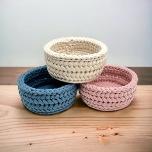 Small Circle Basket, Hand-crocheted, Catch-all basket, Jewelry holder, Multi-purpose organizer for Bedroom or Entryway