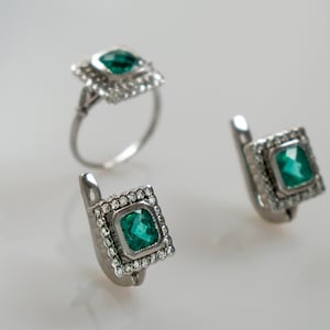Elegantes Smaragd Schmuck Set: Weißgold Quadrat Ring & Diamant Ohrringe Geschenk für Sie