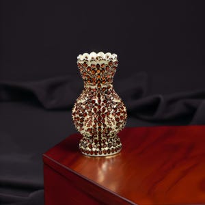 Glamouröse glänzende silberne Vase - geschmückt mit Steinen - Ideal für ein neues Raumdekor oder als ein durchdachtes Geschenk