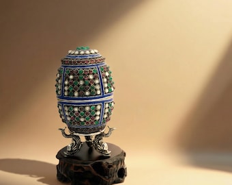 Huevo de Plata de Lujo con Piedras - Centro de Mesa Decorativo para la Elegancia del Hogar