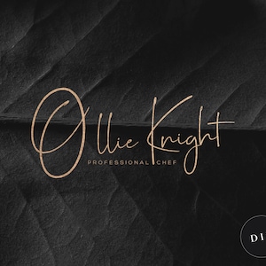 Puede incluir: Un logotipo de fuente de escritura dorada sobre un fondo negro dice "Ollie Knight Chef Profesional" con un círculo alrededor de la "O" en Ollie. Un círculo blanco con la palabra "DIY" en texto negro está en la esquina inferior derecha.