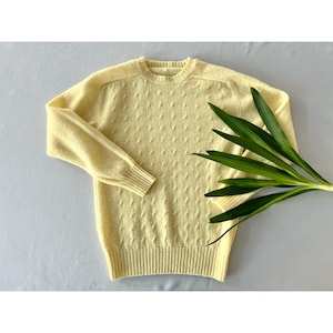 VINTAGE; Klassischer leichter Wollpullover mit Rundhalsausschnitt in Gelb