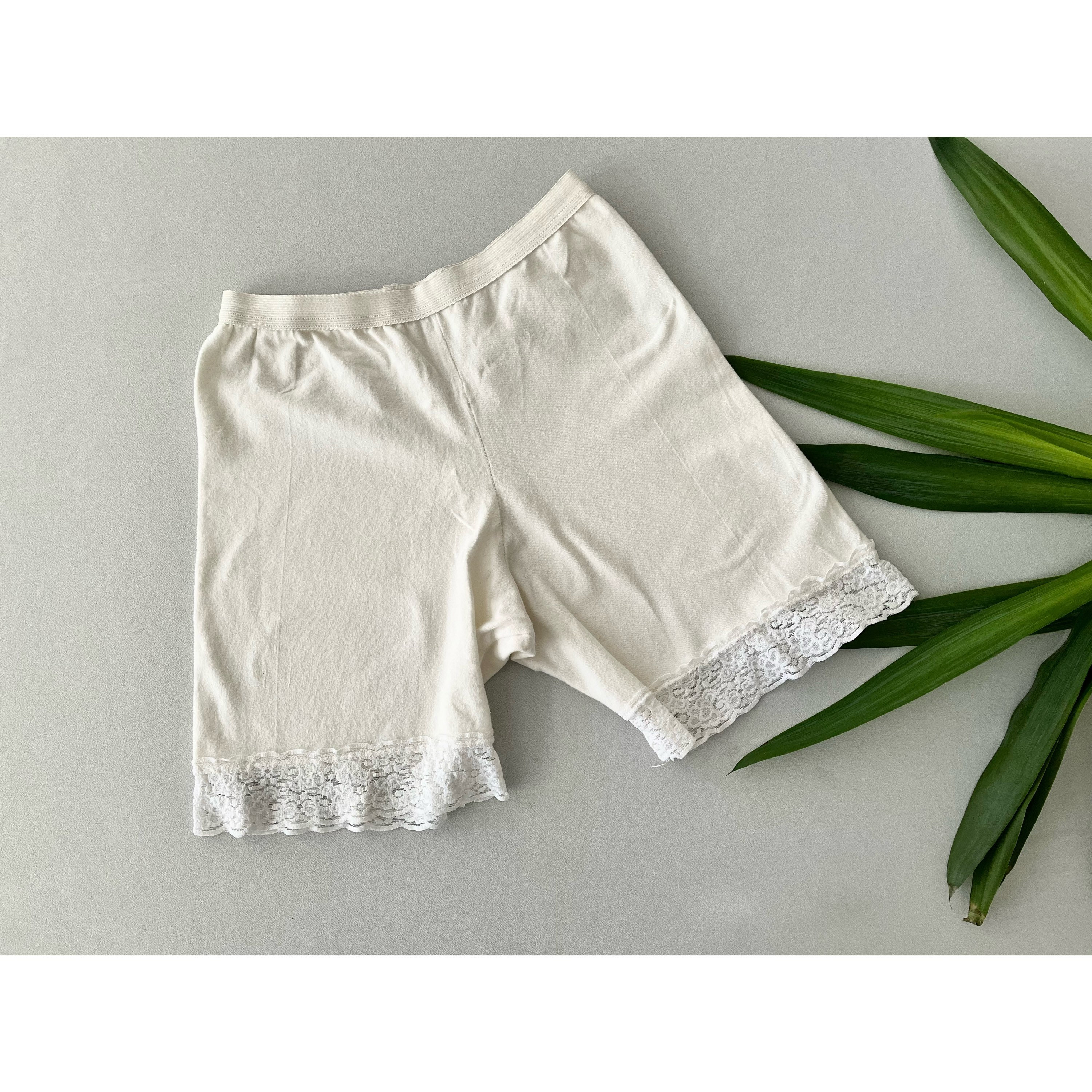VINTAGE Cotton Spandex White Biker Shorts With Lace Trim 